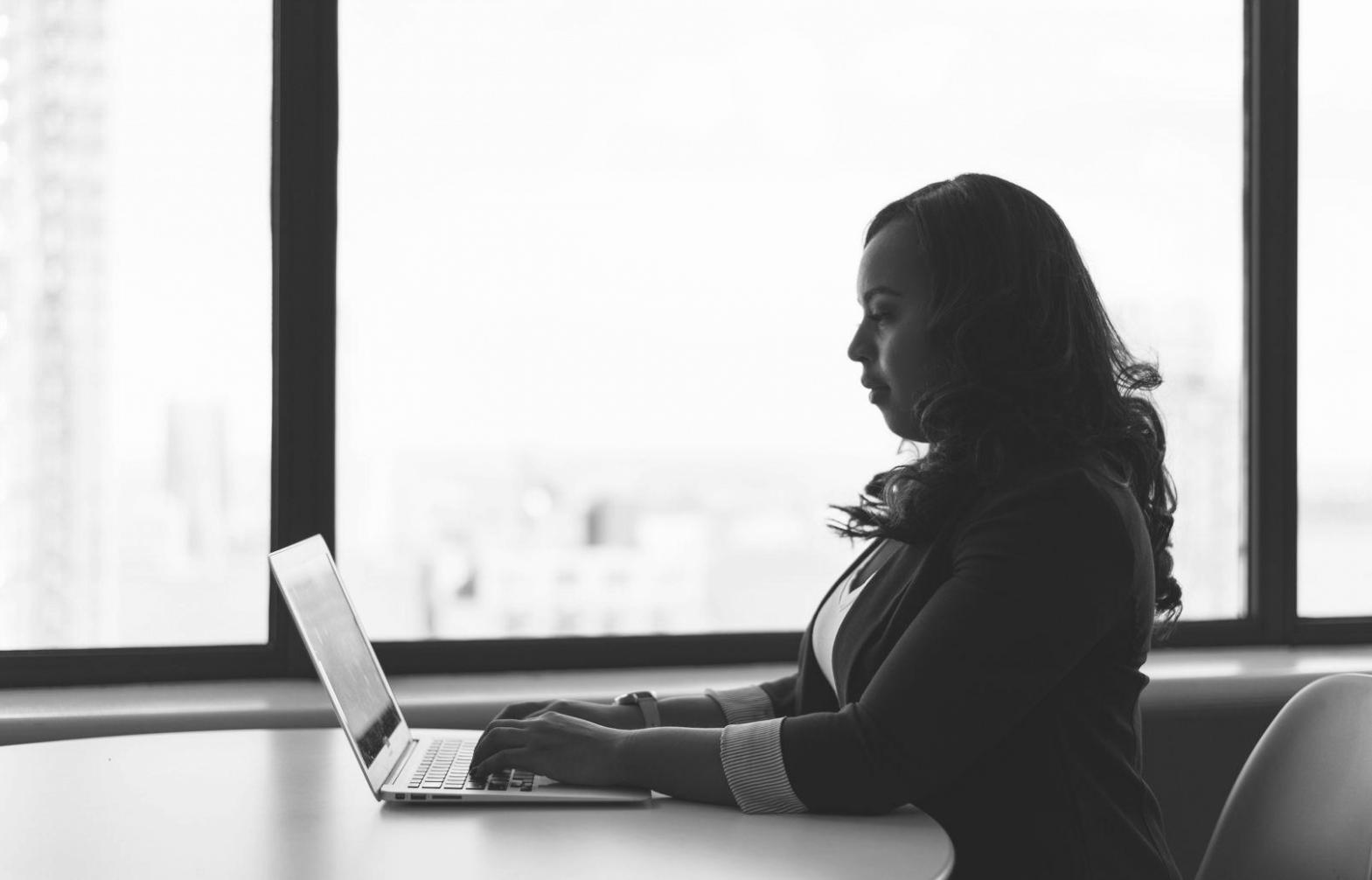 Espace de formation moderne avec écrans d'analyse financière